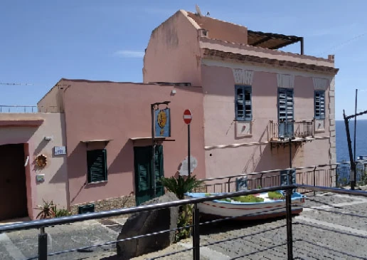 Albergo dei confinati su edificio a due piani