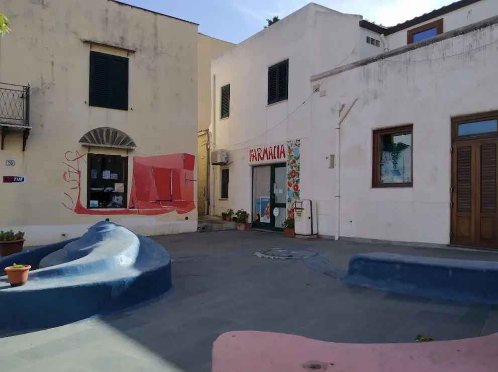 Lo slargo di Piazza Umberto I° in cui si affacciavano le aule della scuola di cultura dei confinati