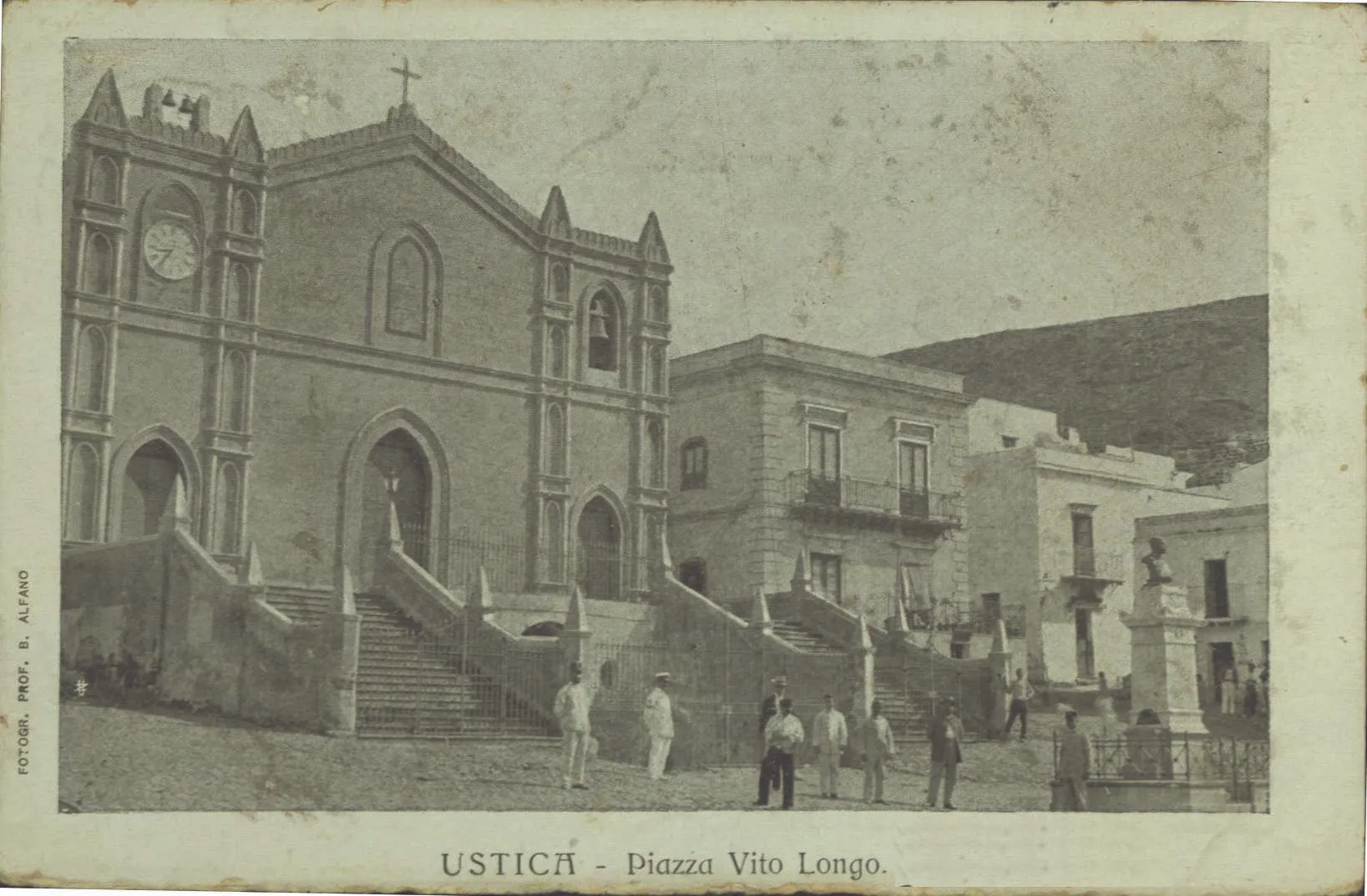 Piazza Cap. Vito Longo nei primi del Novecento
