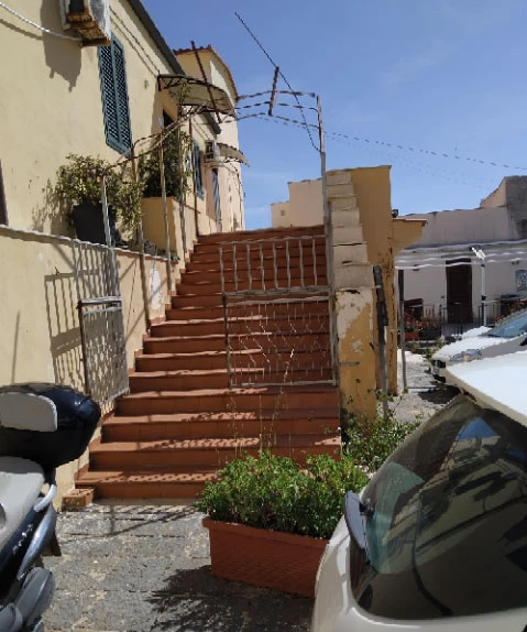 L'ampio scalone contraddistingue la casa del Governatore