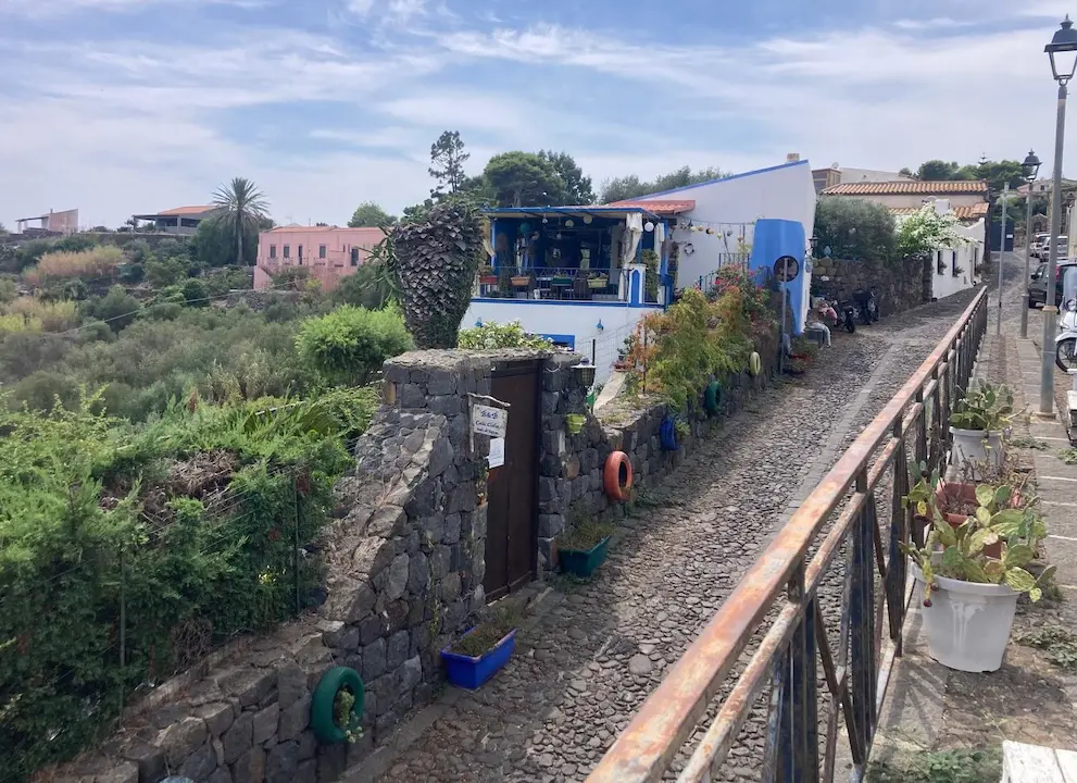 Casa abitata dal 1927 al 1929 dal generale Roberto Bencivenga; sullo sfondo la casa rossa abitata da Misuri.