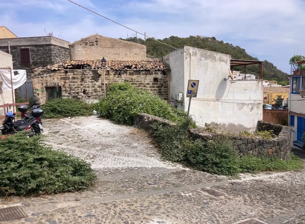 Slargo di Via Appennini da cui si accedeva ad alcuni cameroni di Via Petriera